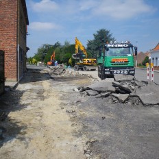 Aanleggen verkeersdrempels & vluchtheuvels Watou